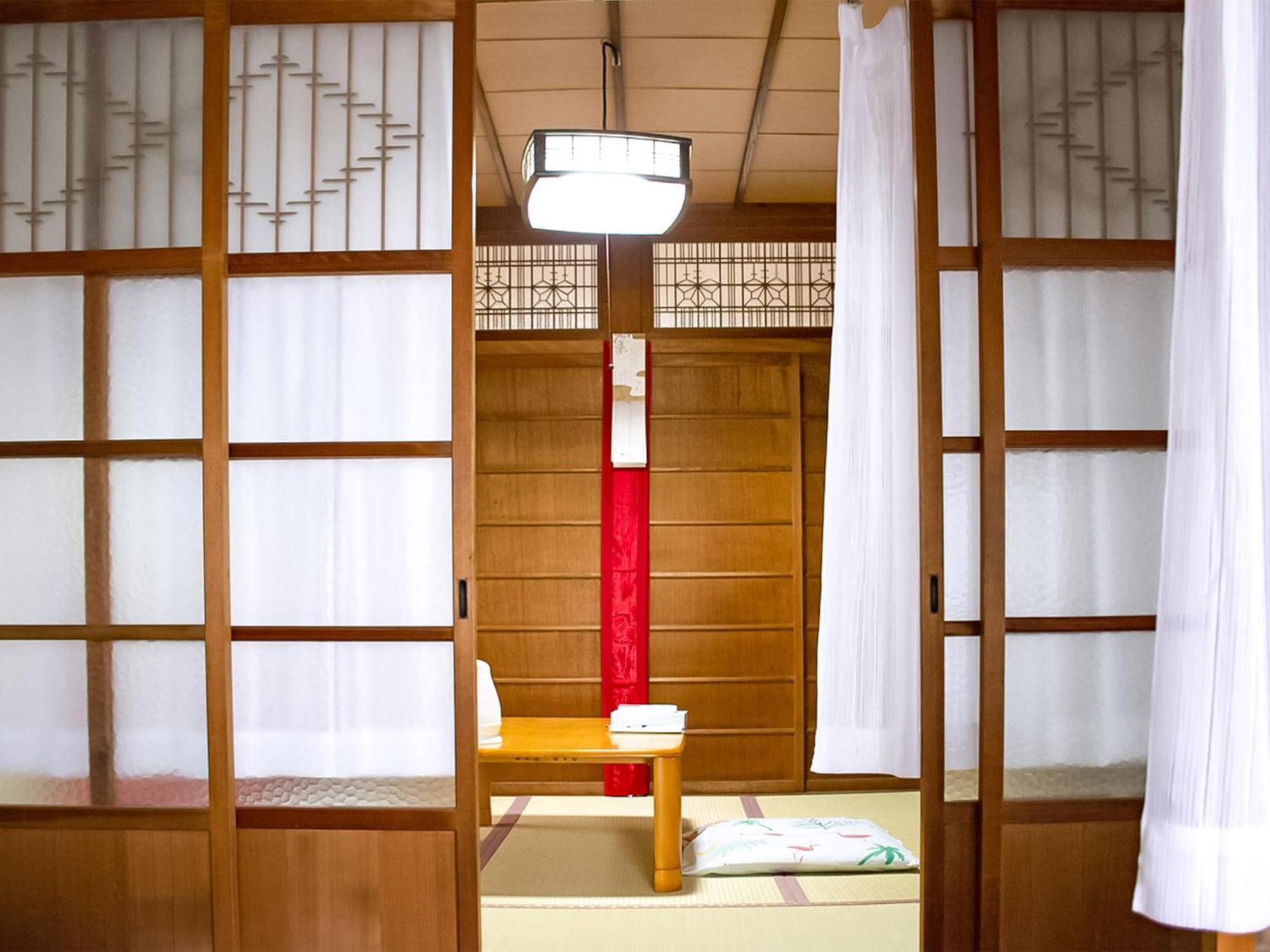 Готель Guest Cafe Kuchikumano Kamitondacho Екстер'єр фото