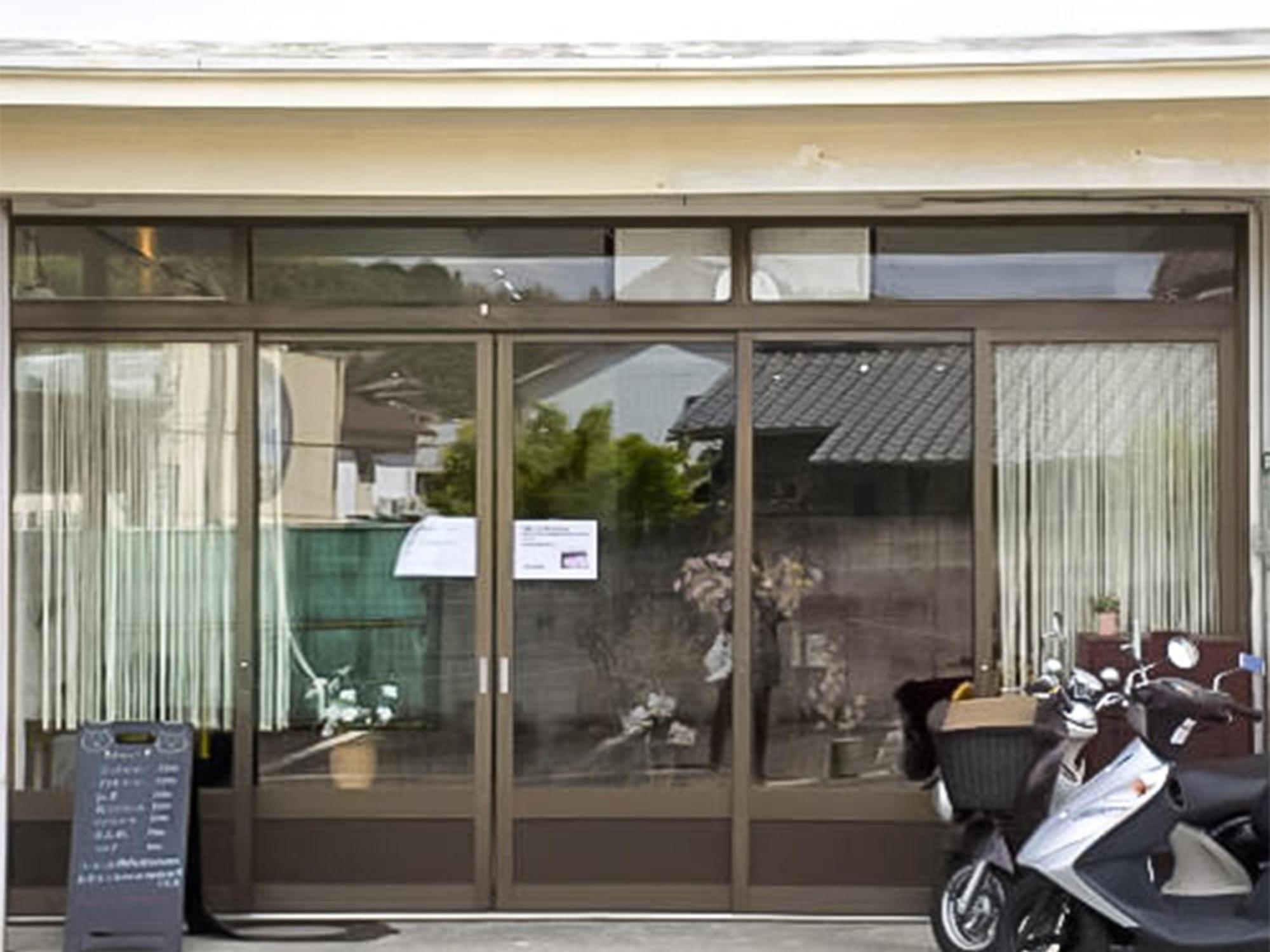 Готель Guest Cafe Kuchikumano Kamitondacho Екстер'єр фото
