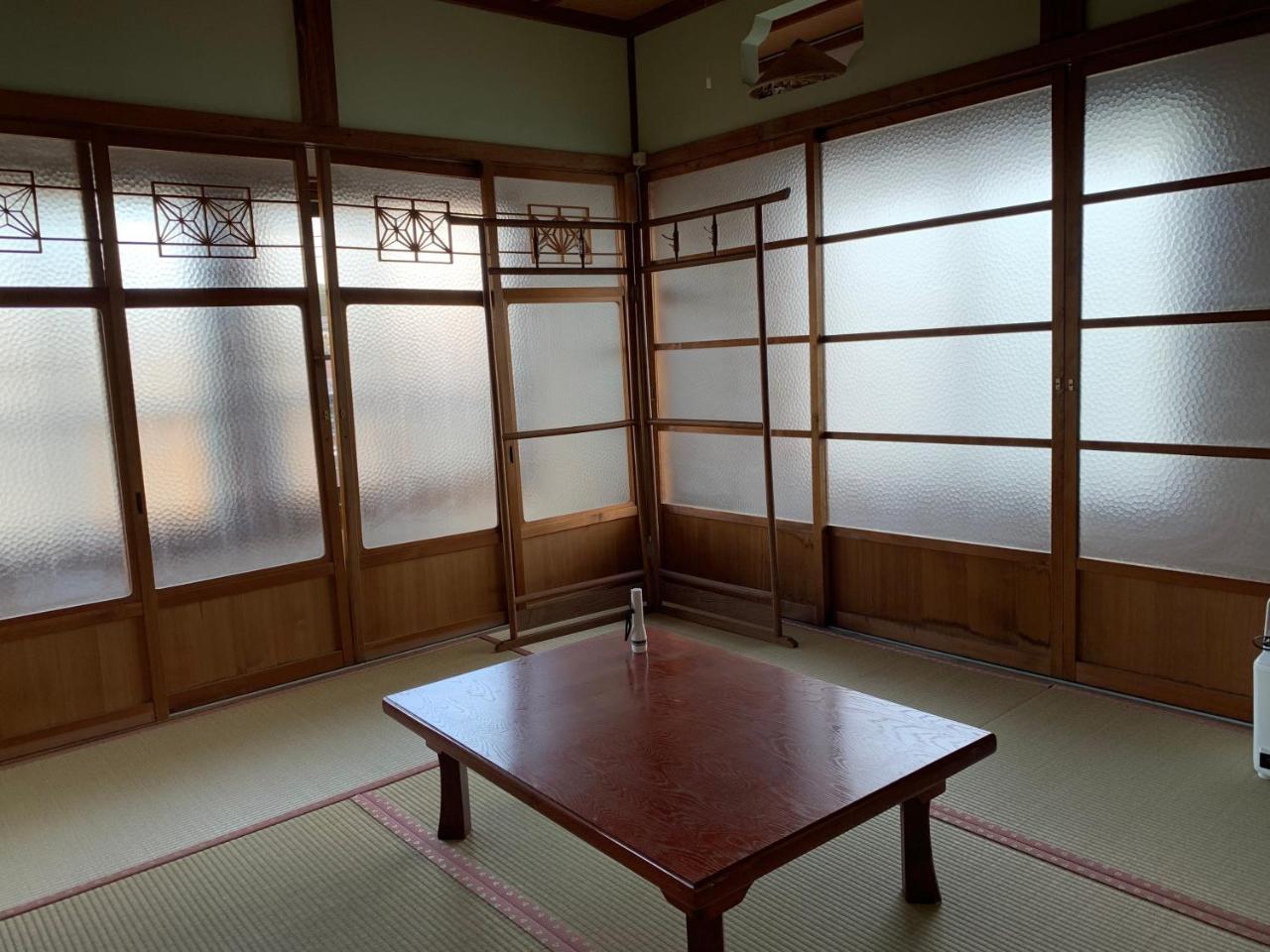 Готель Guest Cafe Kuchikumano Kamitondacho Екстер'єр фото